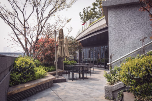 Which is better: granite or porcelain paving?