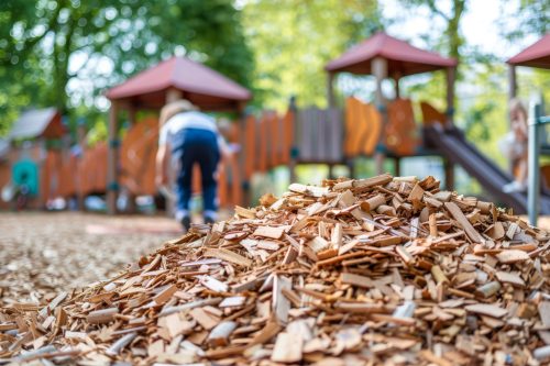 Bark for play areas: How to make the right choice
